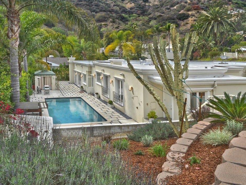 Photo: house/residence of the talented clever  50 million earning Los Angeles, California-resident
