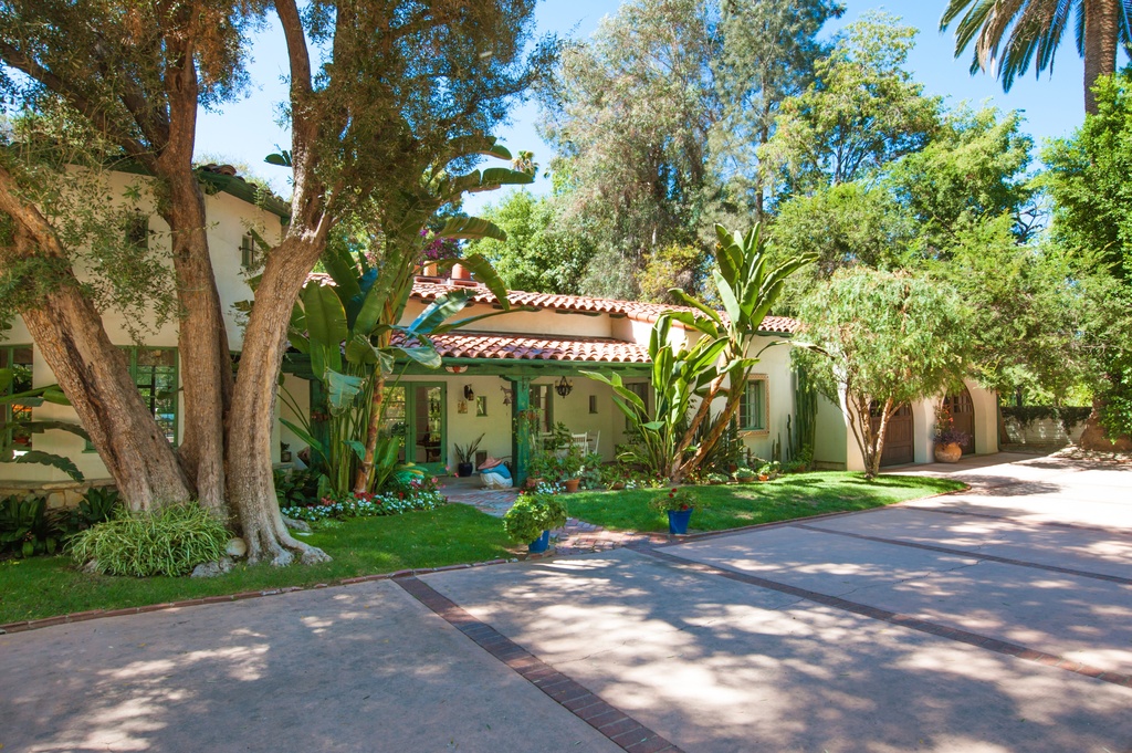 Actress Annie Potts Designed This Funky Hacienda