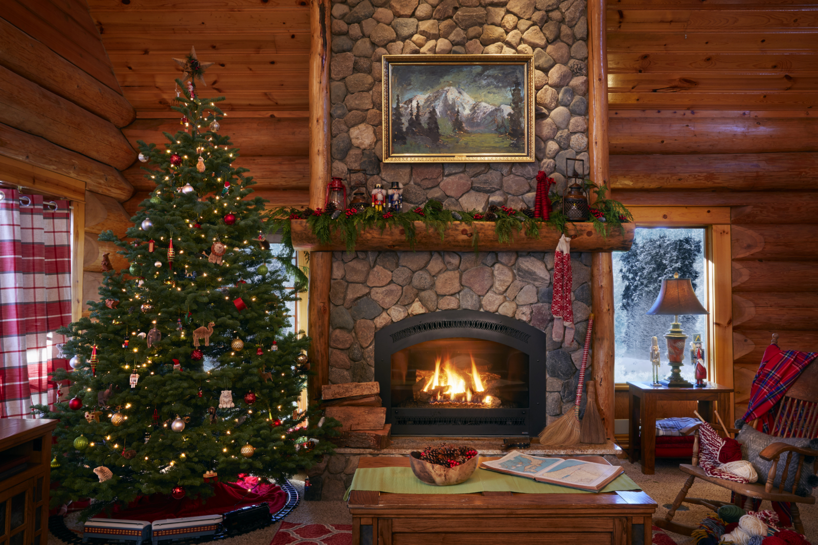 圣诞房，圣诞树照明，壁炉装饰，新年屋室内照片摄影图片_ID:300919584-Veer图库