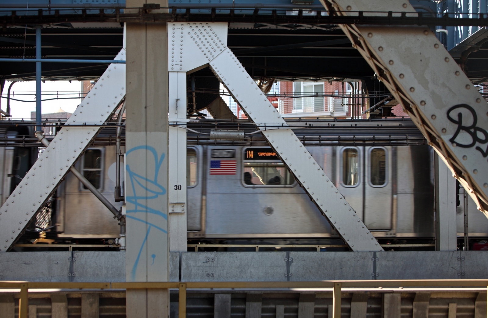 image of the nyc subway on the manhattan bridge