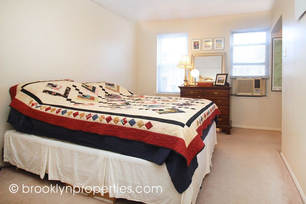 Photo of Mayor de Blasio's bedroom in Park Slope