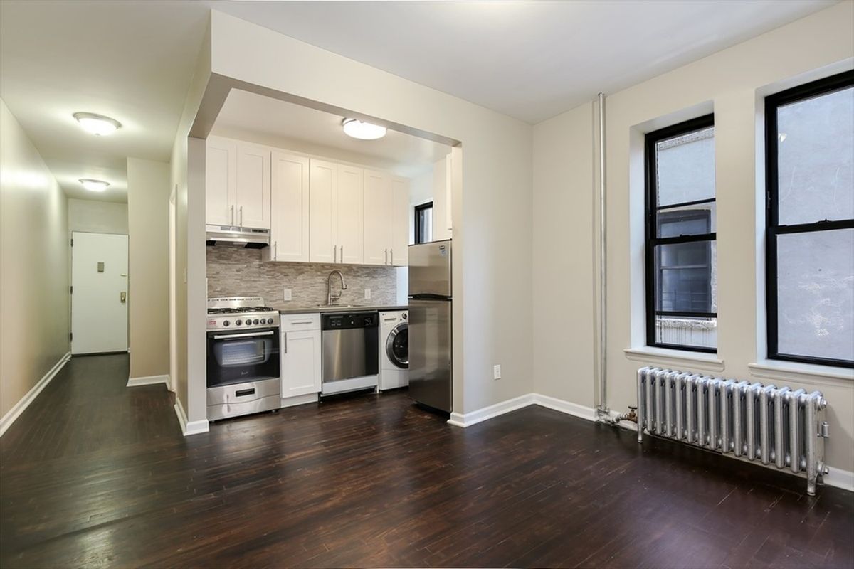 A photo of the kitchen at 314 East 78th Street #16
