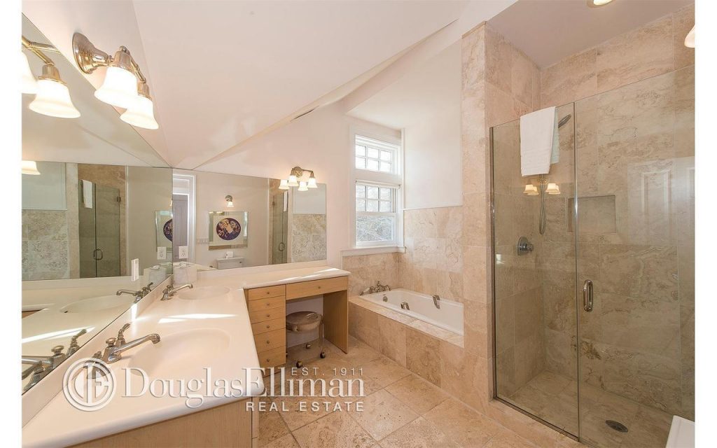 Photo of bathroom of Kourtney and Khloé Take The Hamptons show