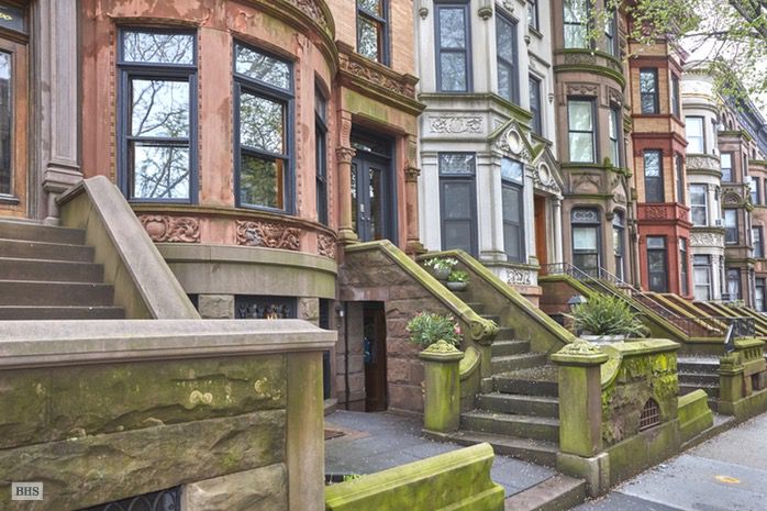 Photo of brownstone where Obama lived after Columbia