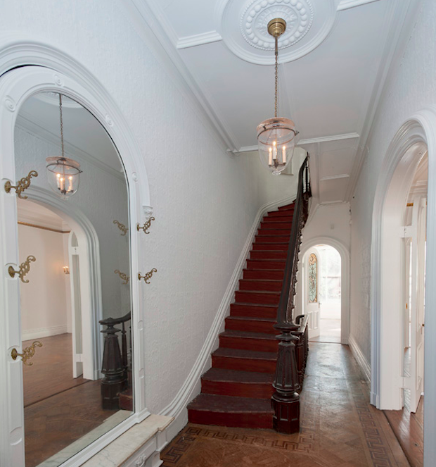Carrie Bradshaw S Famous Nyc Apartment Hits The Market Trulia S Blog