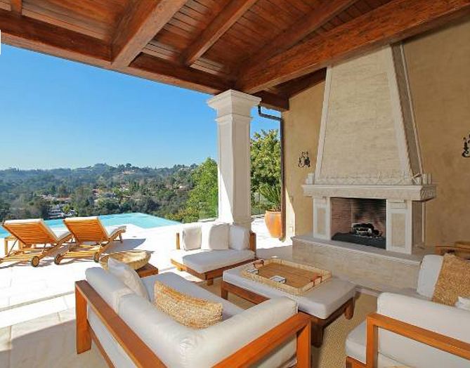 Put Your Lighters Up Soundgardens Chris Cornell Parting With 54 Million Beverly Hills Villa 