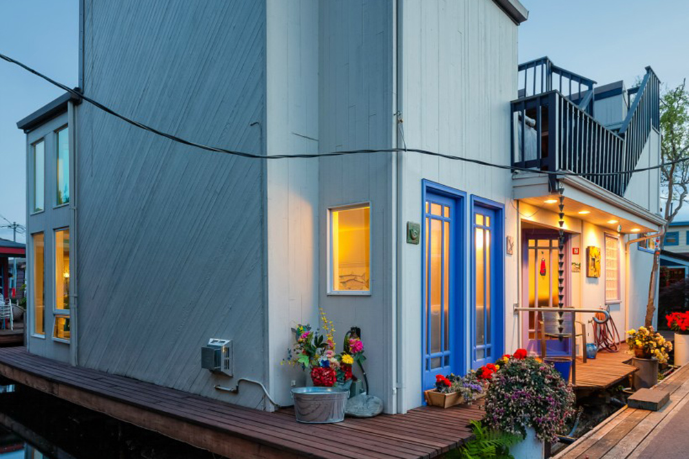 May2015-Trulia-Start-Summer-Off-Right-in-One-of-These-5-Houseboats-Seattle1