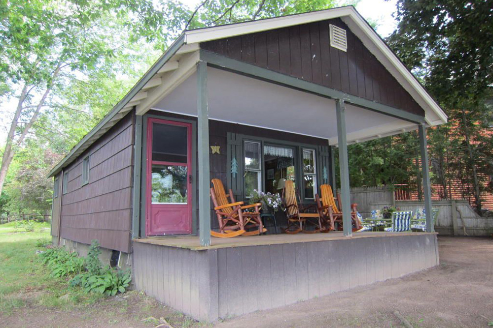 https://wp.zillowstatic.com/trulia/wp-content/uploads/sites/1/2016/10/tiny-house-for-sale-in-ticonderoga-ny-102516.jpg