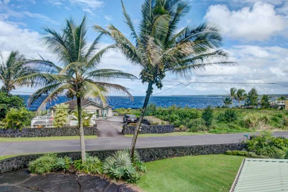 affordable hawaii real estate in Kupaoa backyard