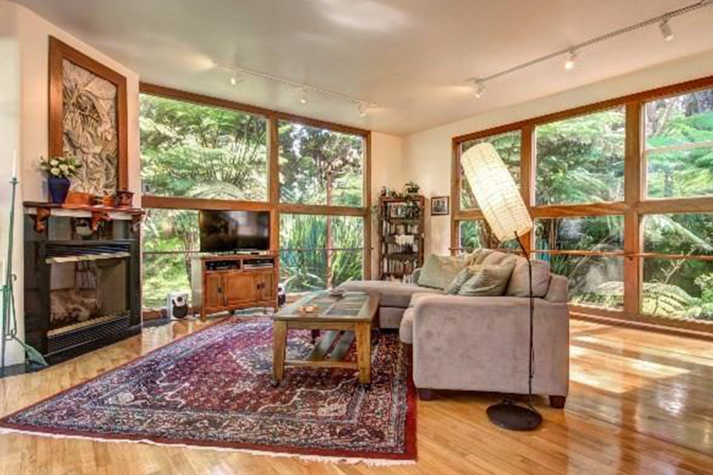 affordable hawaii real estate in kilauea living room